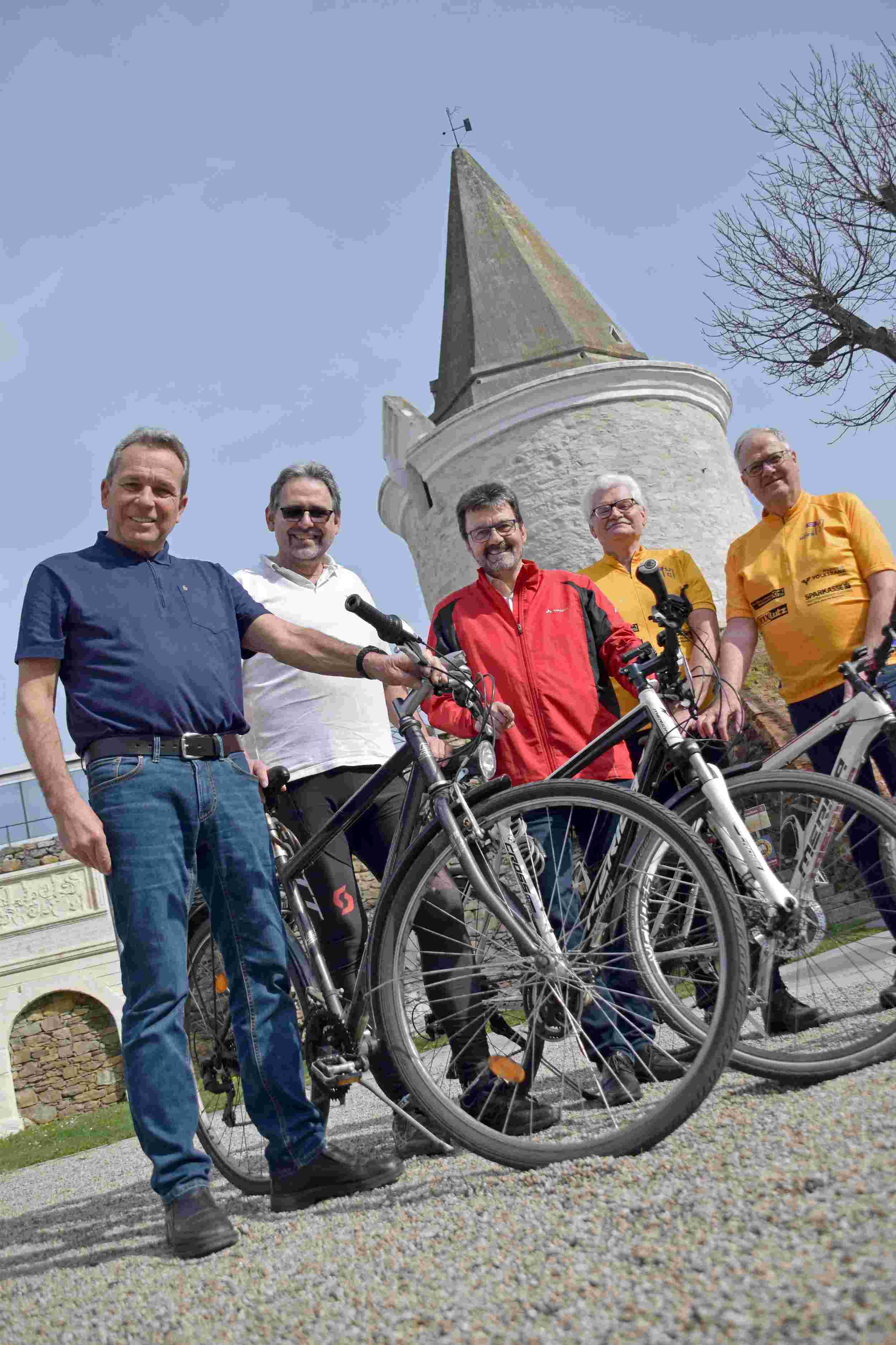 Vor dem Museum Horn trafen sich heute Tourismus Stadtrat Martin Seidl, Paul Klinger, Bgm. Gerhard Lentschig, Präsident Alfred Greill und Hans Peel mit ihren Fahrrädern. (v.li) Foto: Hohenegger